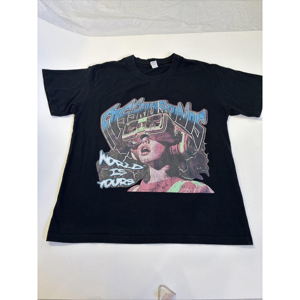 The World  is Yours VR Goggles Girl skater Tee , Size S Black/Pink Blue